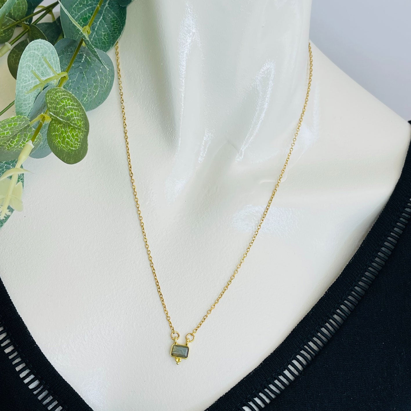 Feine Goldkette mit Anhänger aus Labradorit-Stein Majan