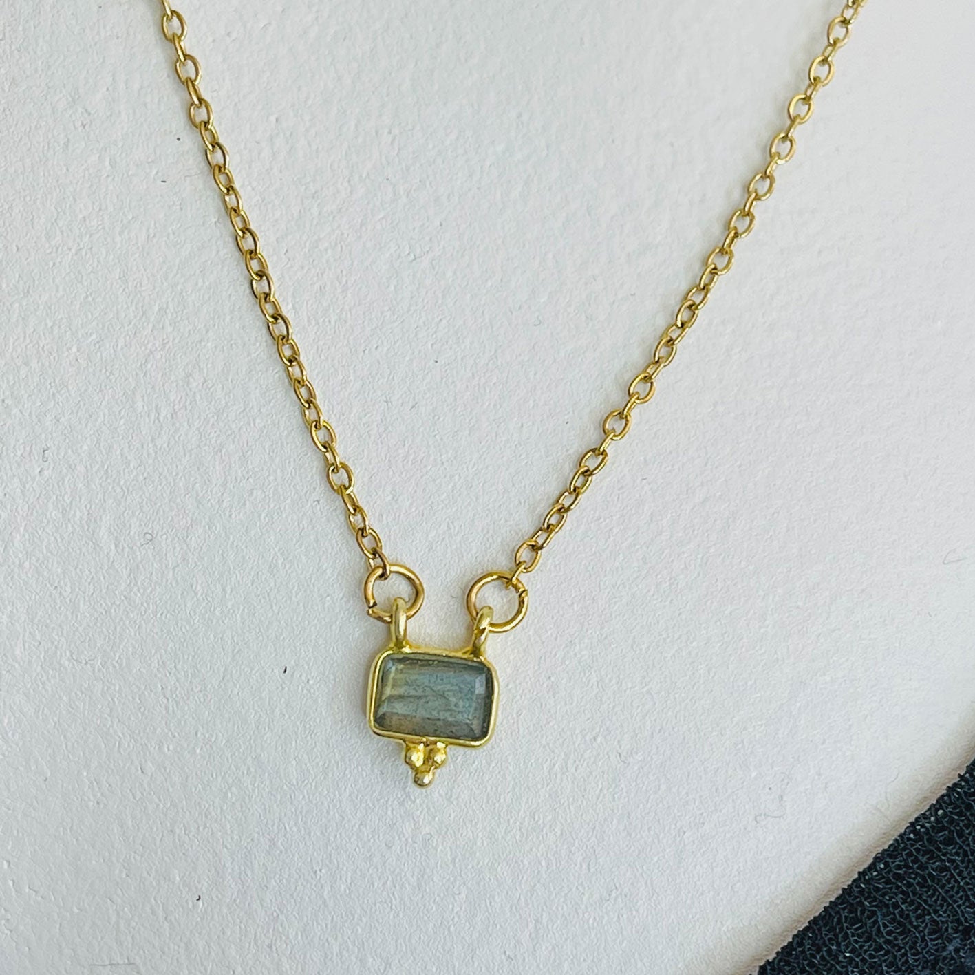 Feine Goldkette mit Anhänger aus Labradorit-Stein Majan