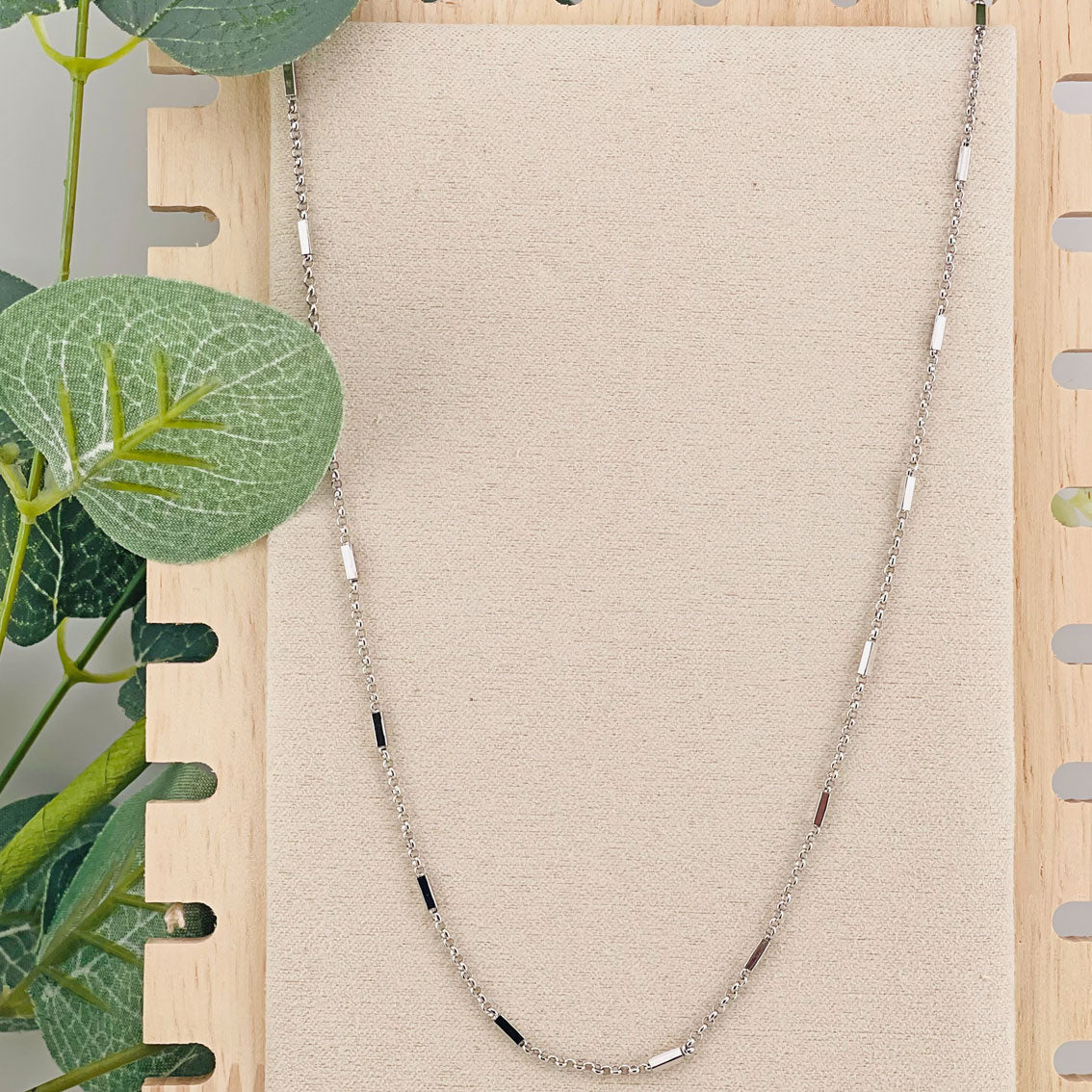 Feine Halskette mit eingesetzten Silberbarren Mandelia