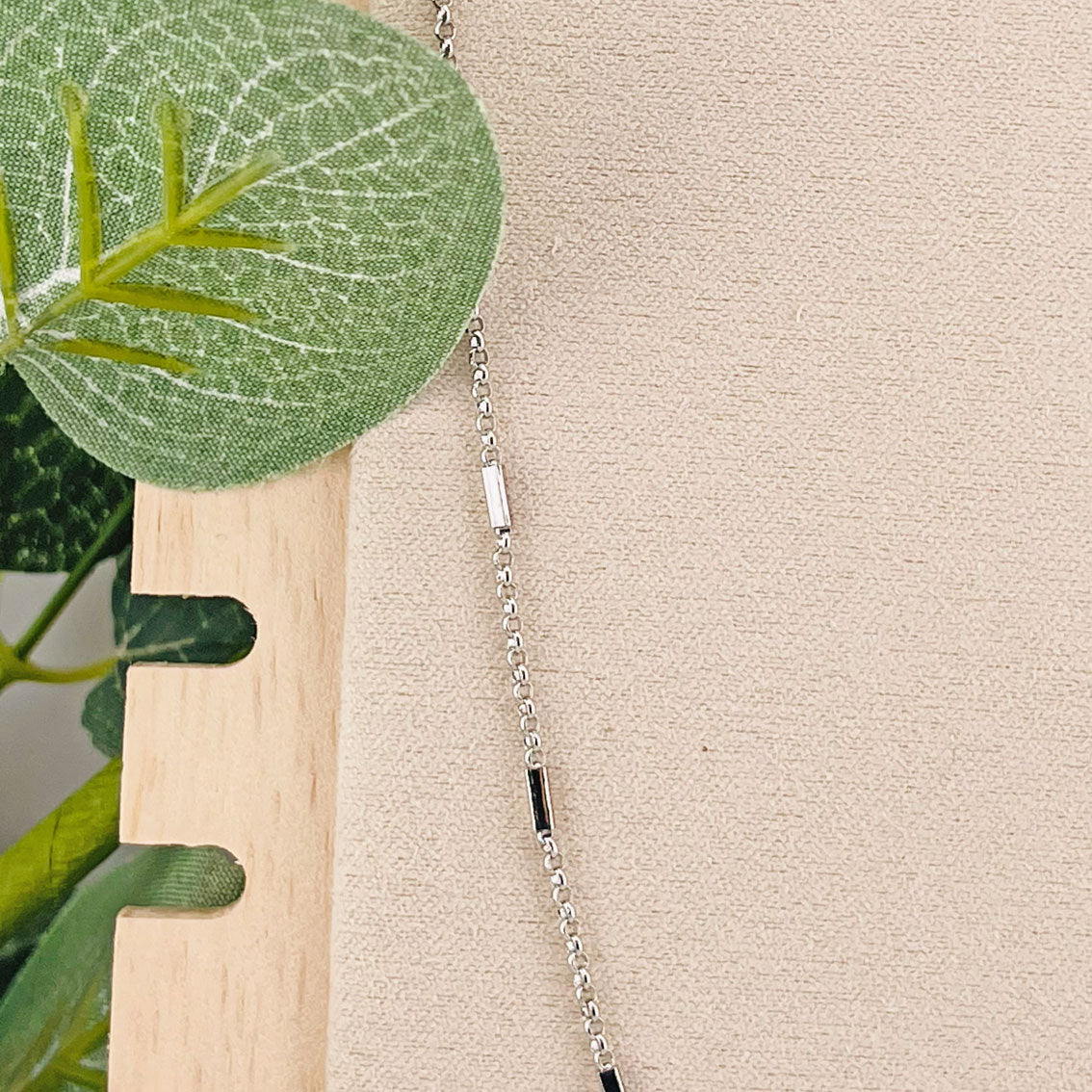 Feine Halskette mit eingesetzten Silberbarren Mandelia