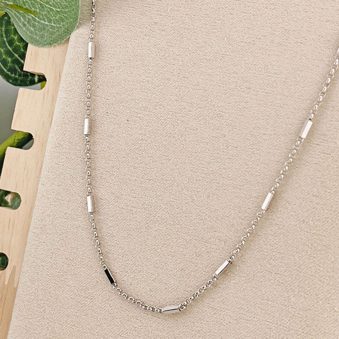 Feine Halskette mit eingesetzten Silberbarren Mandelia
