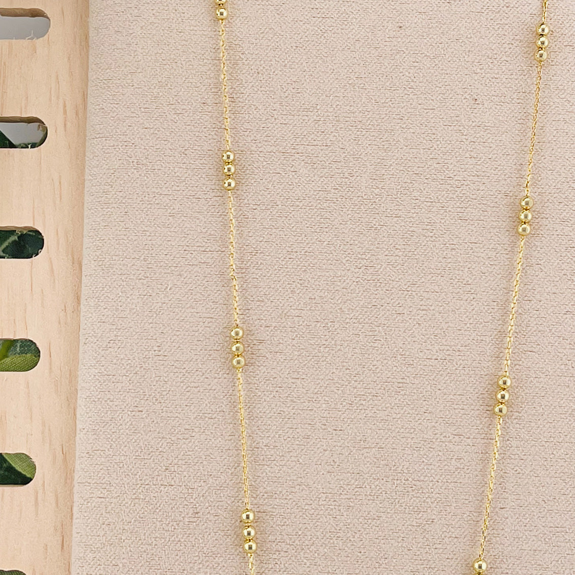 Feine Halskette mit kleinen Goldkugeln Orvienne