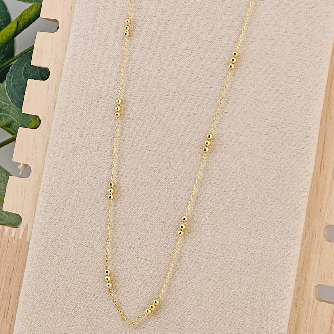 Feine Halskette mit kleinen Goldkugeln Orvienne