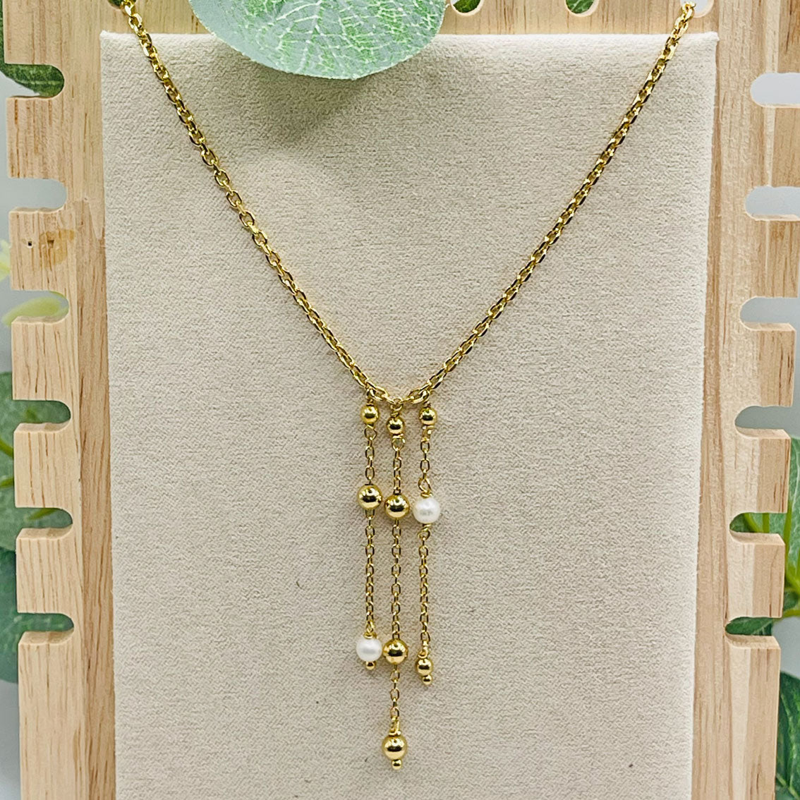 Feine Gold-Halskette mit verspielten Perlen-Anhängern Elliana