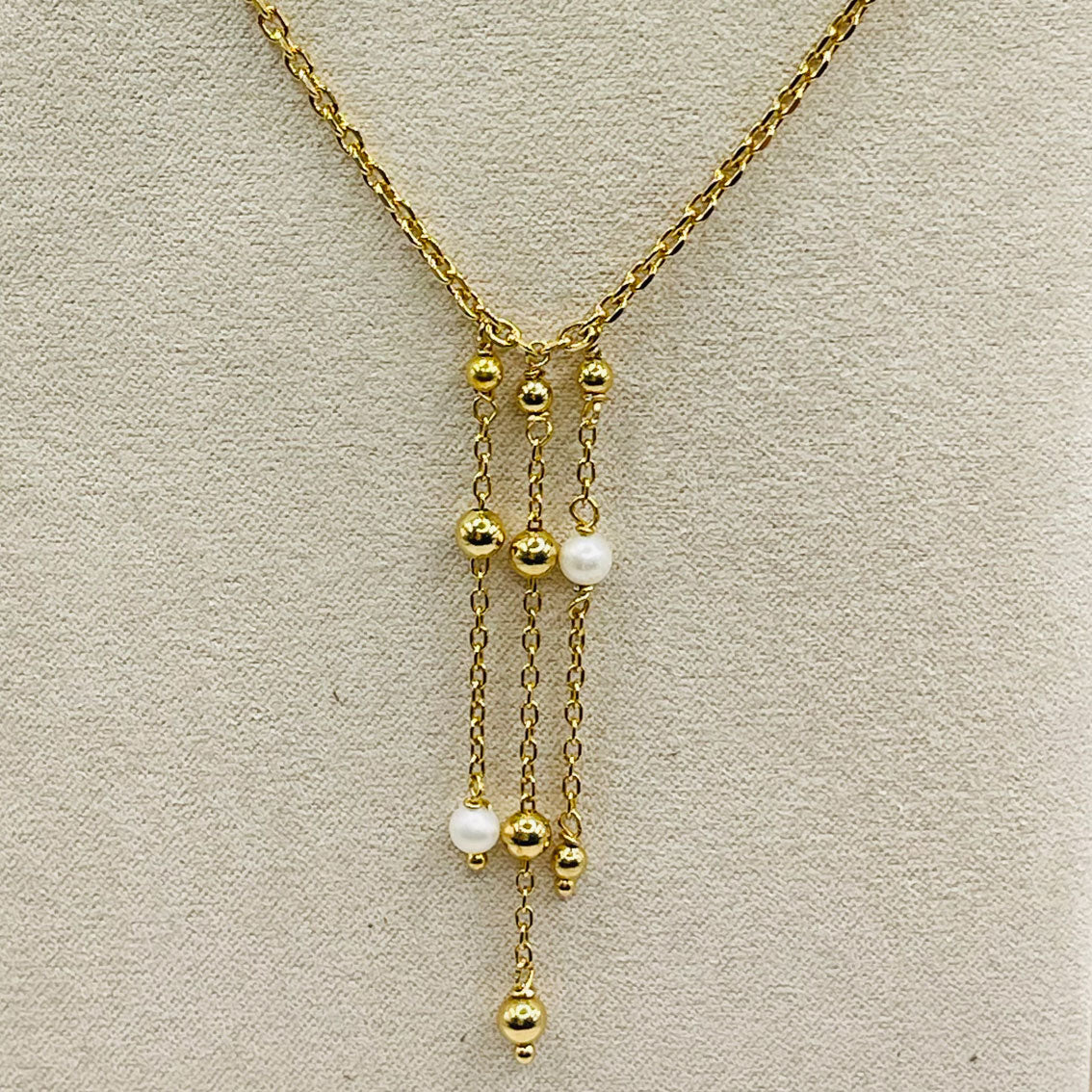 Feine Gold-Halskette mit verspielten Perlen-Anhängern Elliana
