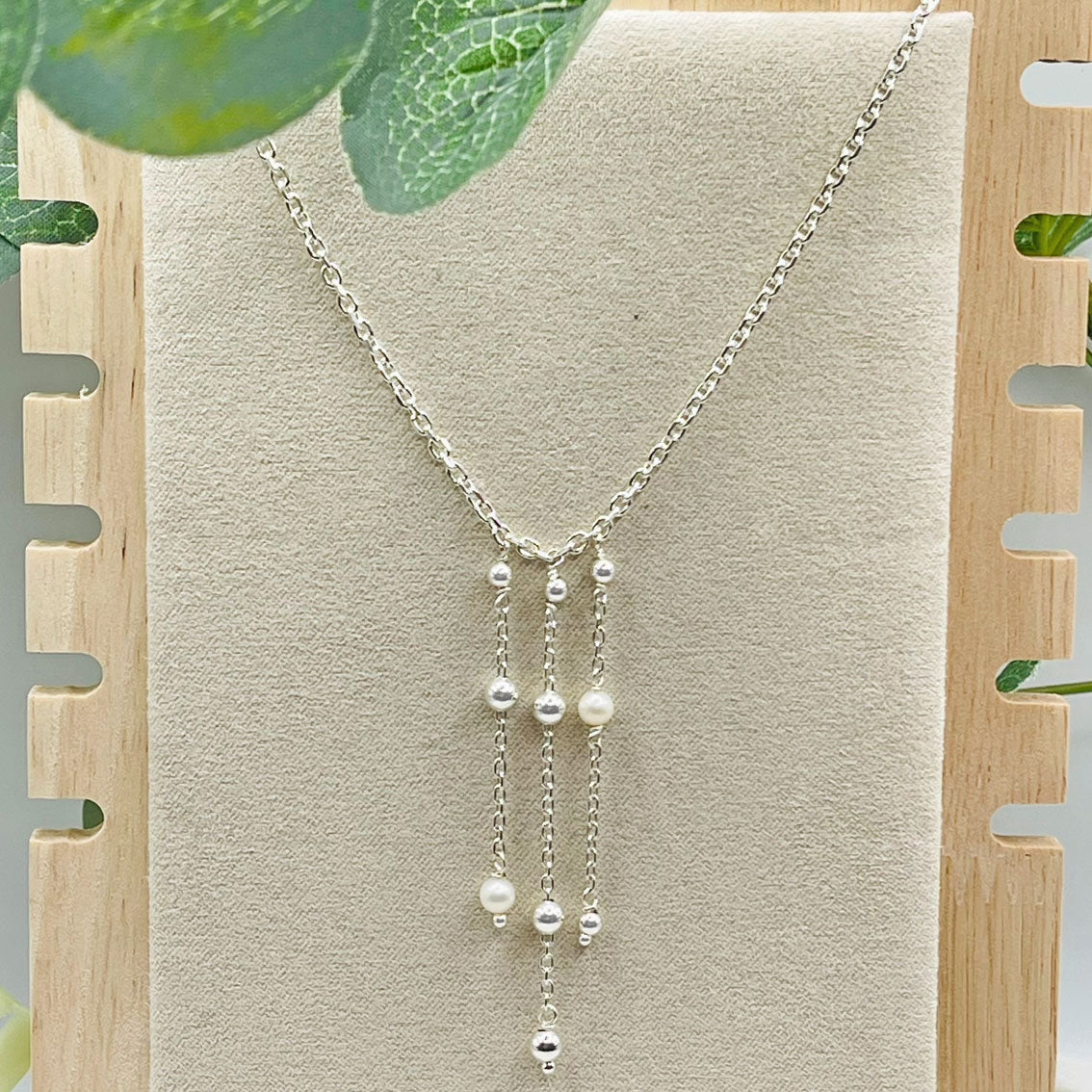 Feine Silber-Halskette mit verspielten Perlen-Anhängern