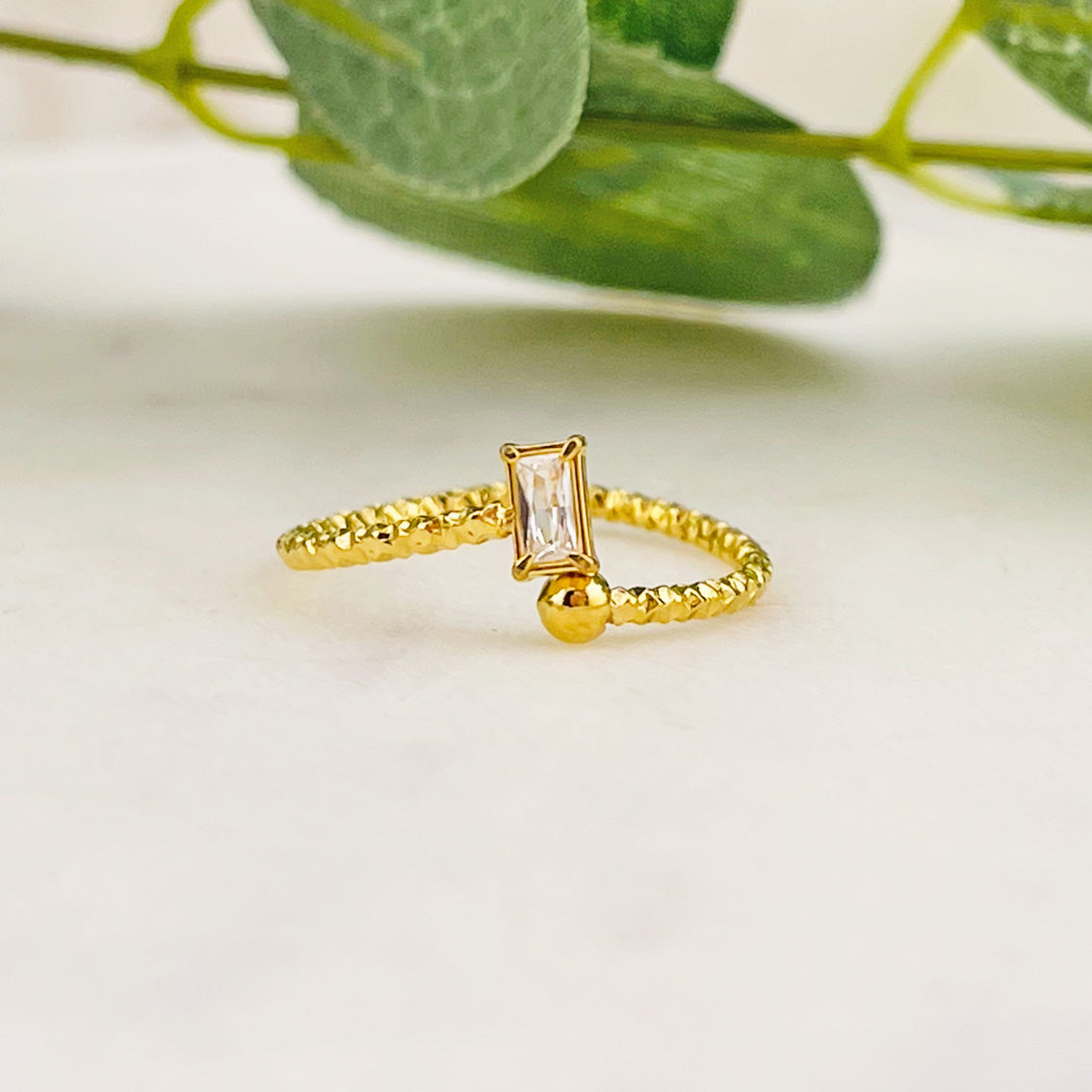 Feiner goldener Spiralring mit rechteckigem Strass-Stein Tomé