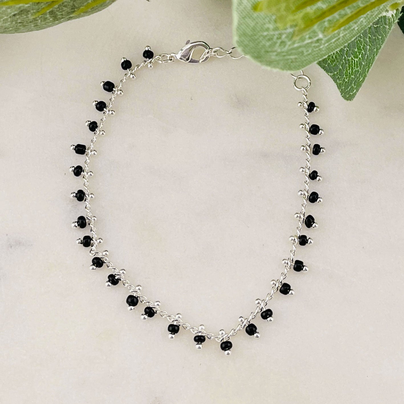 Feines Silber Armkettchen mit schwarzen Perlen Kyann
