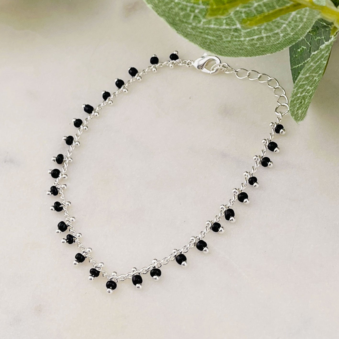 Feines Silber Armkettchen mit schwarzen Perlen Kyann