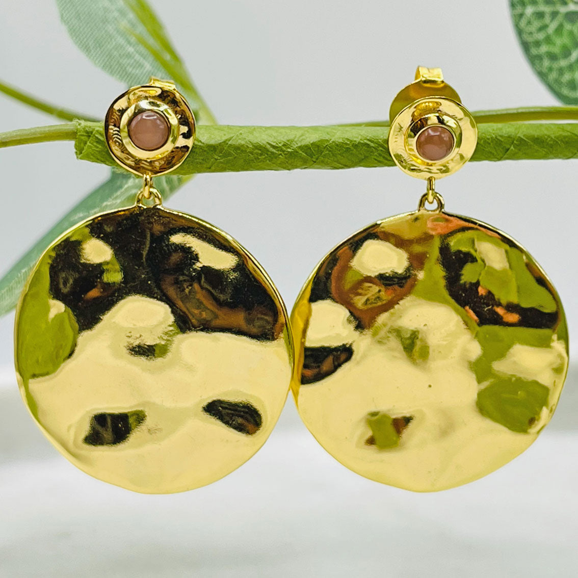 Fröhliche Goldohrringe mit rundem Anhänger Pink Sand Ravany