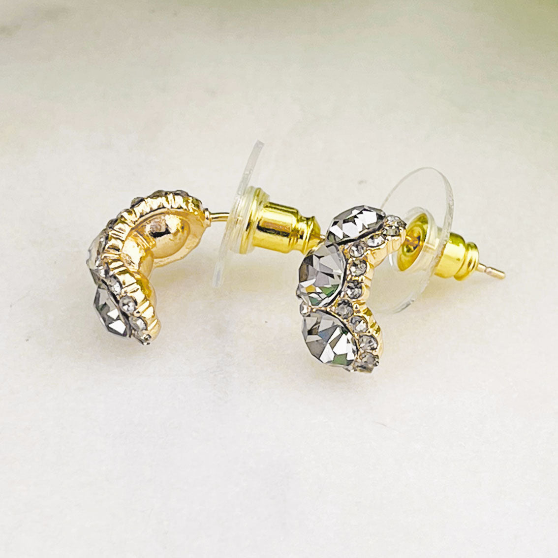 Gebogene goldene Ohrstecker mit Zirkonia-Steinen Escoire