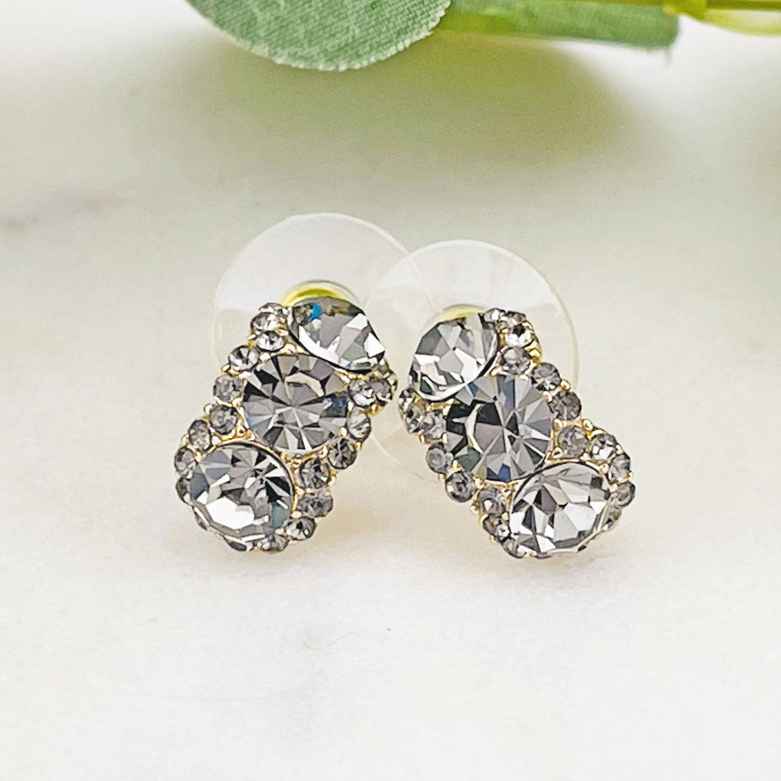 Gebogene goldene Ohrstecker mit Zirkonia-Steinen Escoire