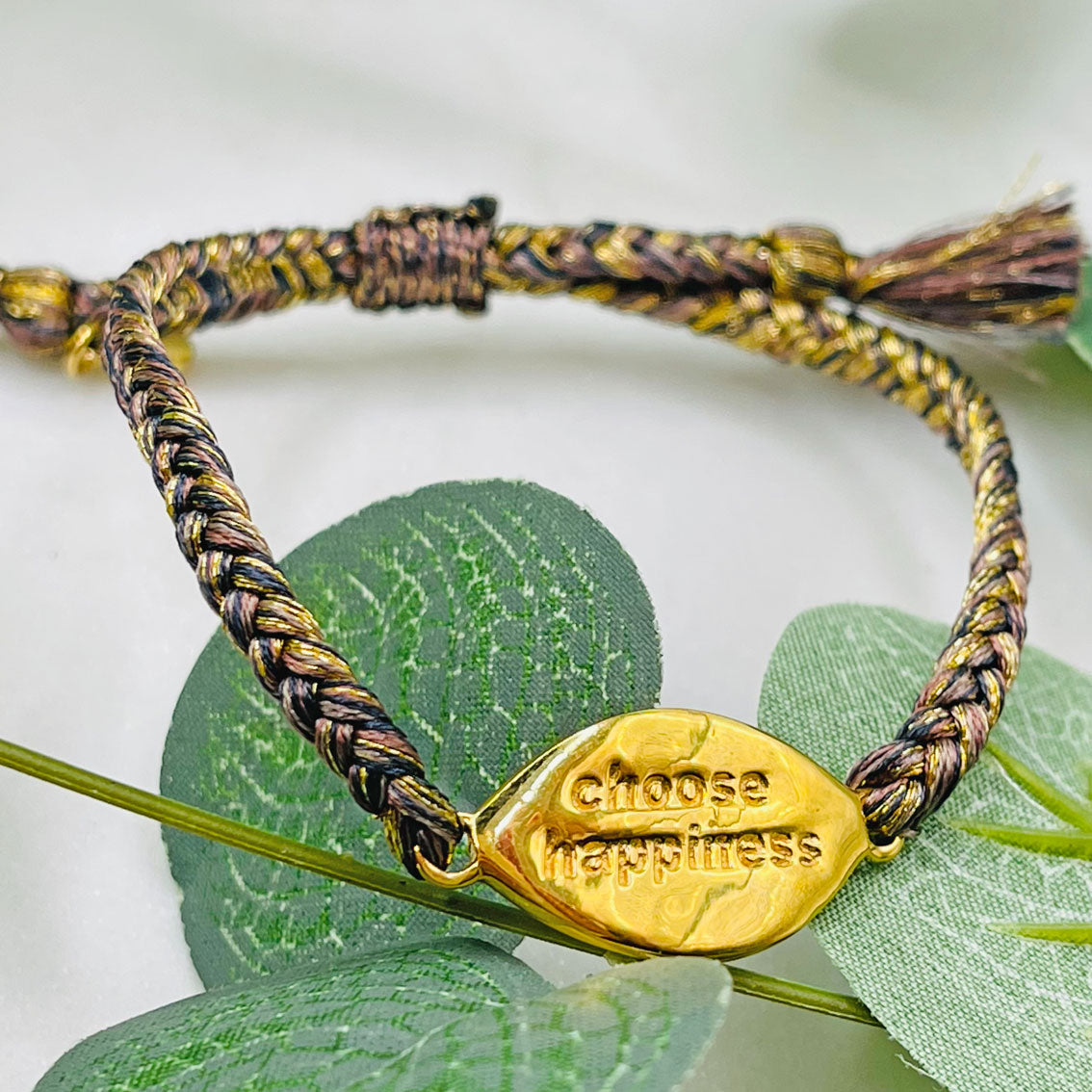 Geflochtenes Pink Sand Armband mit Goldamulett Avenra