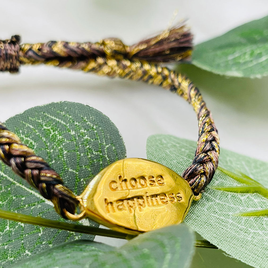 Geflochtenes Pink Sand Armband mit Goldamulett Avenra