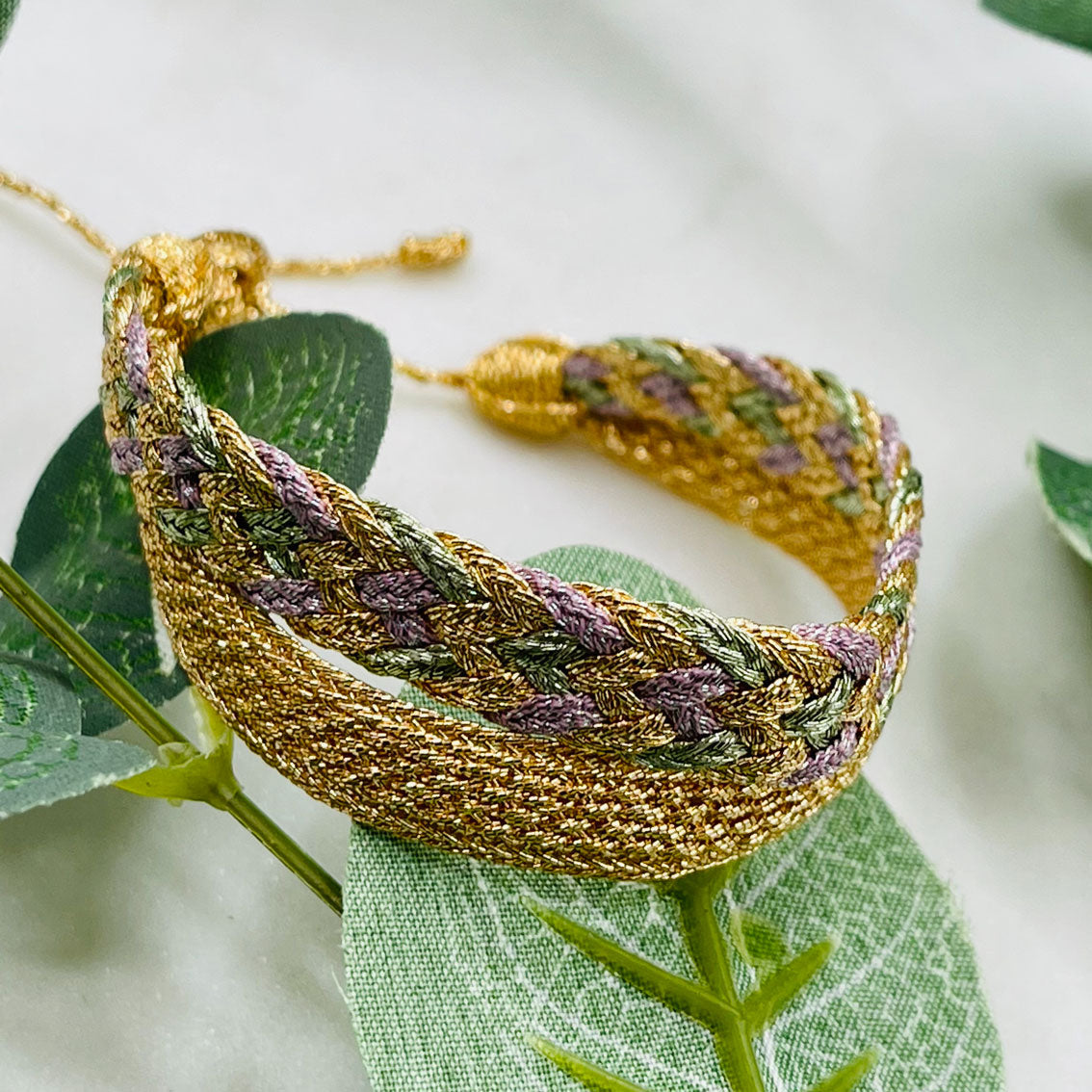 Trendiges, wunderschön gewobenes Doppel-Armband in Gold, Grün und Lila