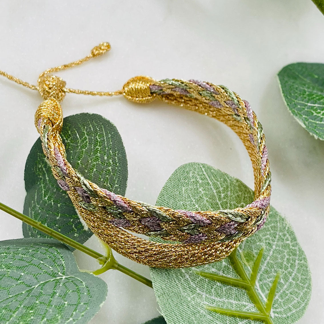 Trendiges, wunderschön gewobenes Doppel-Armband in Gold, Grün und Lila