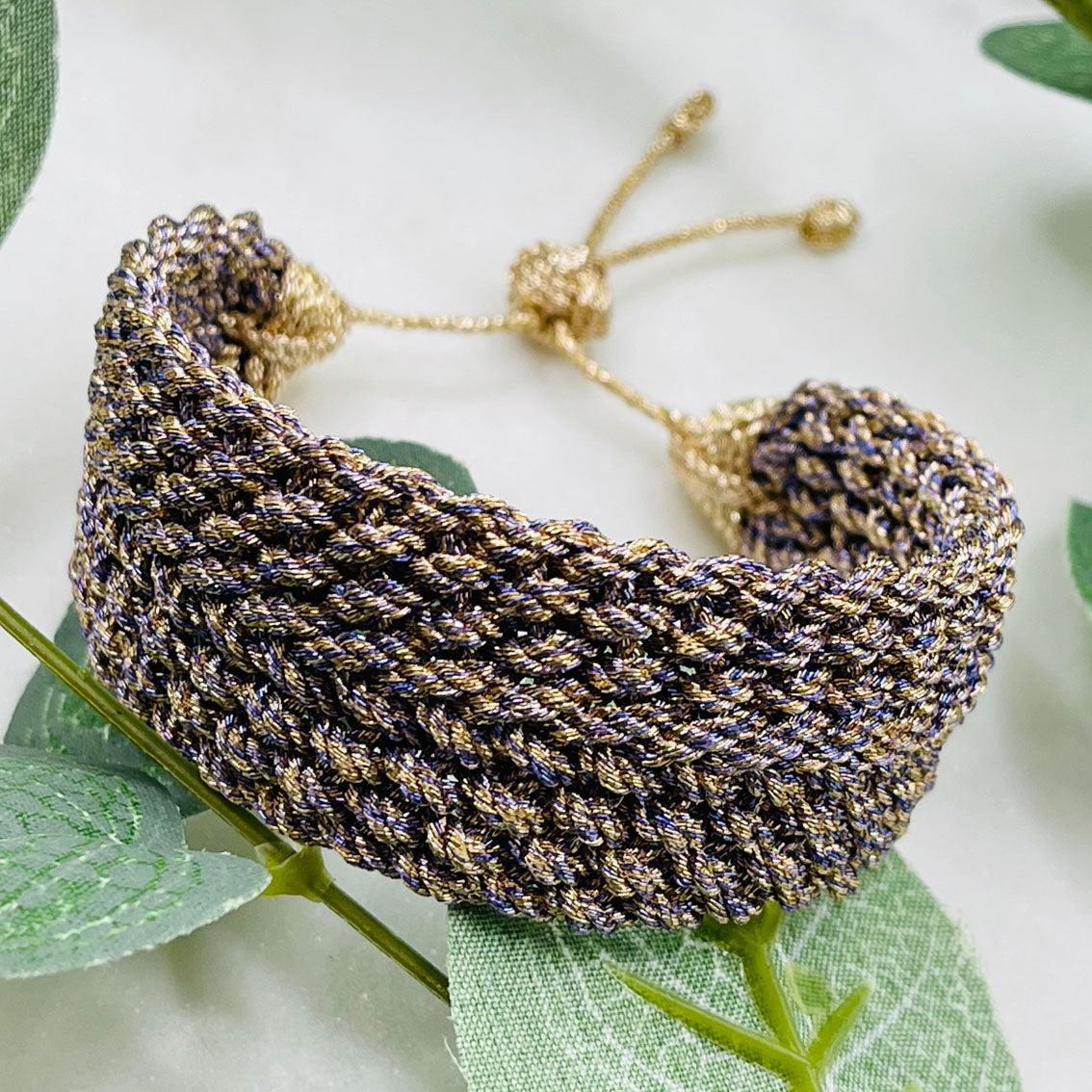Gewobenes Maayaz-Armband in Gold - Violett Zena