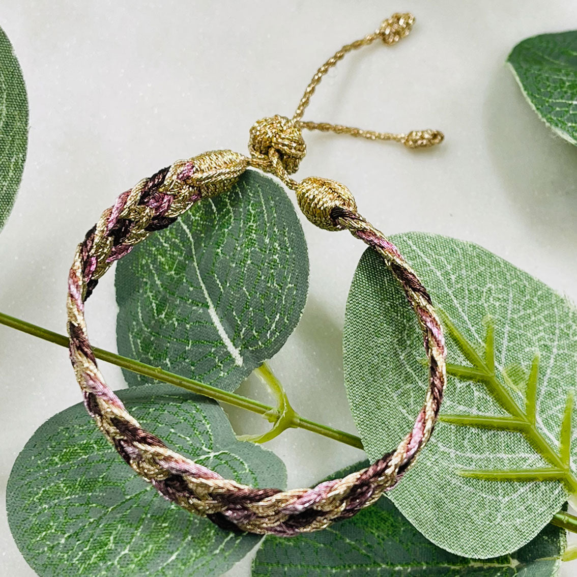 Gewobenes Maayaz-Armband in Violett - Rosa - Gold Aniay