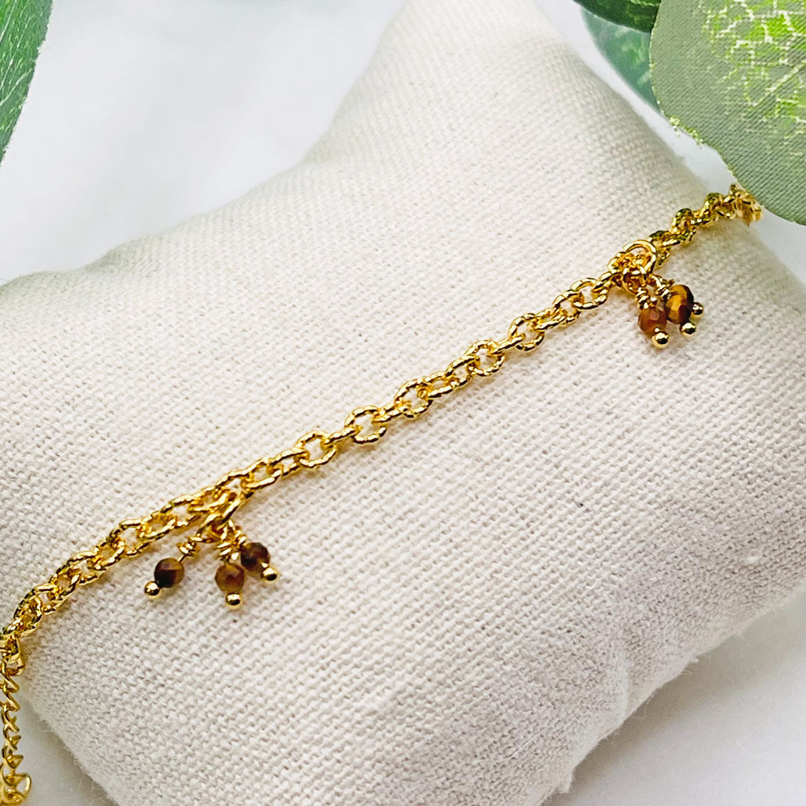 Feine Armkette in Gold mit Tigerauge-Anhängern Bairo Bonnaire