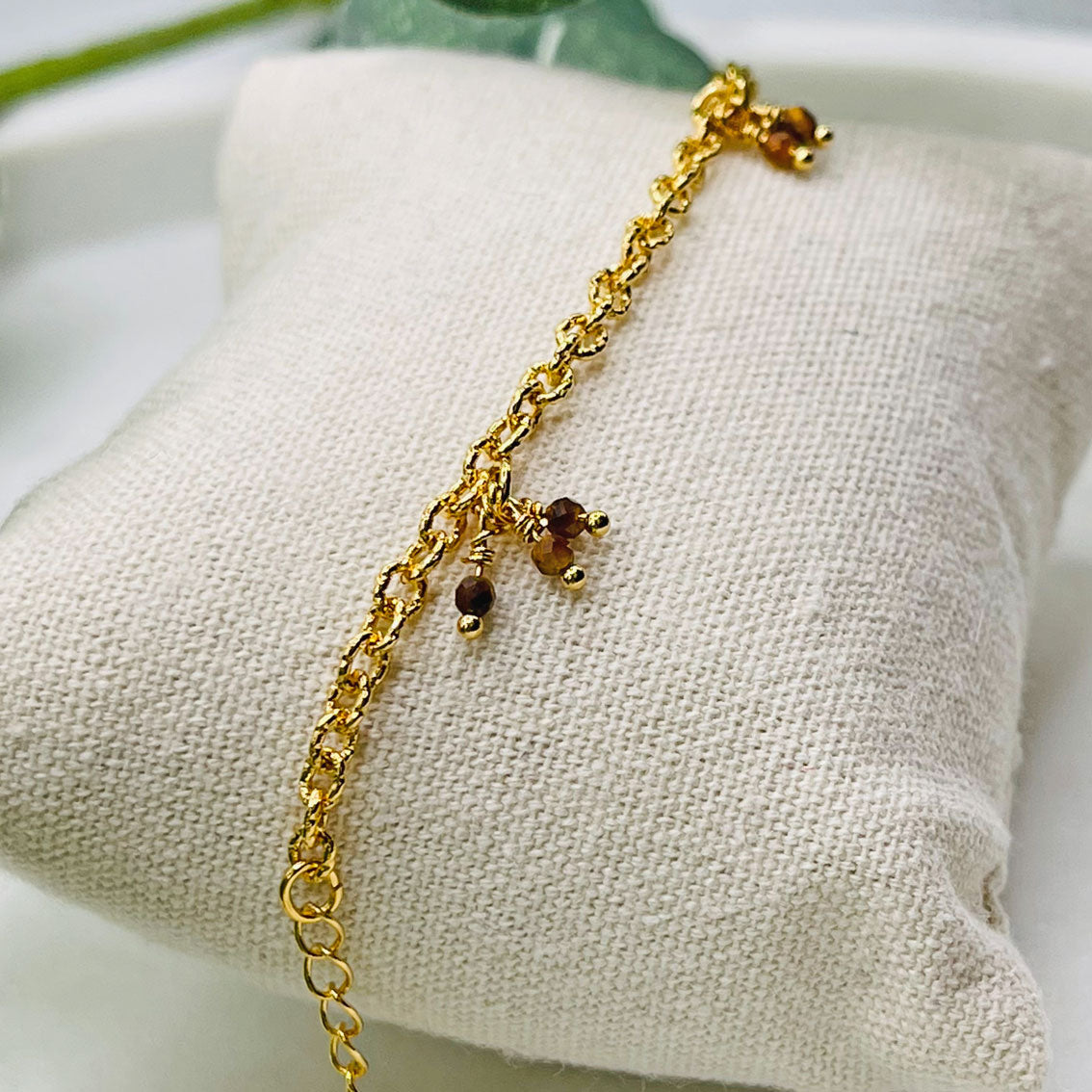 Feine Armkette in Gold mit Tigerauge-Anhängern Bairo Bonnaire