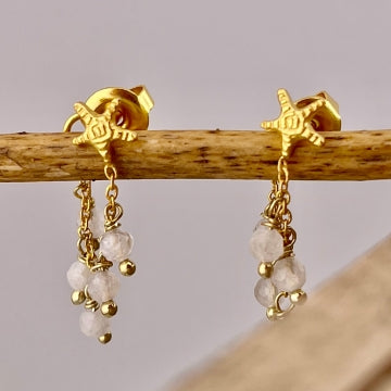 Goldohrstecker mit Libelle und weissen Perlen-Anhängern Utopia Moonstone
