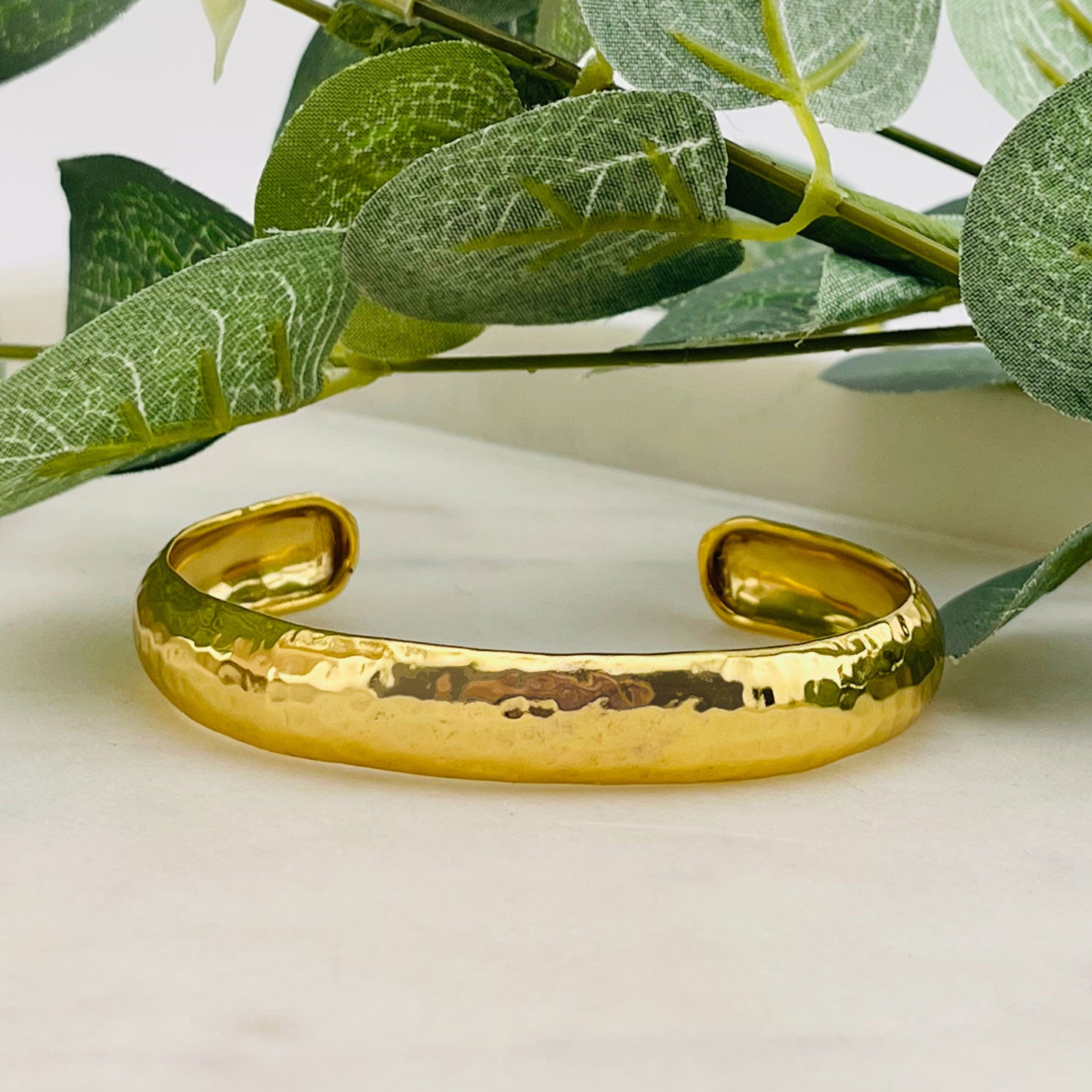 Goldene Armspange aus gehämmertem Brass Pink Sand Taina