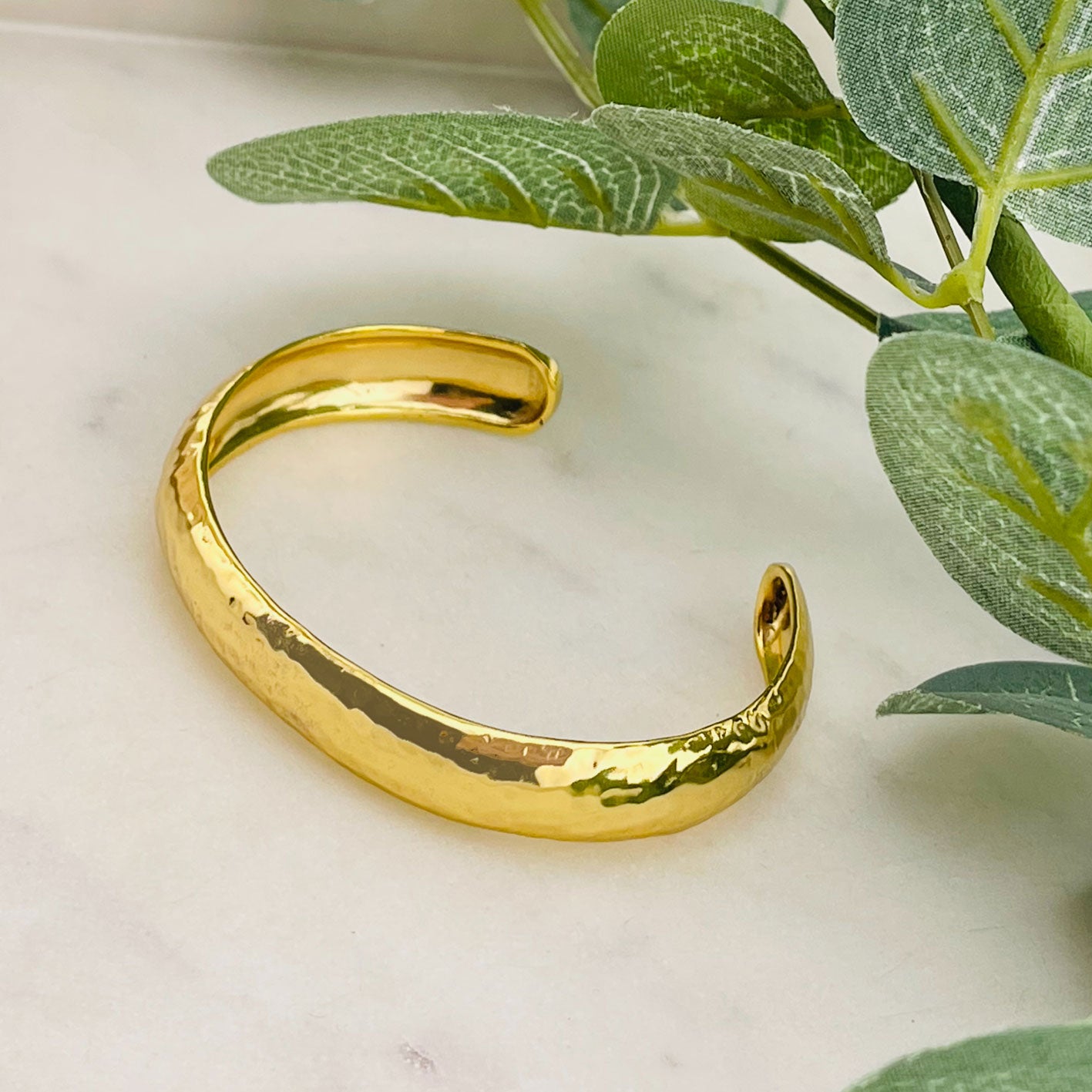 Goldene Armspange aus gehämmertem Brass Pink Sand Taina