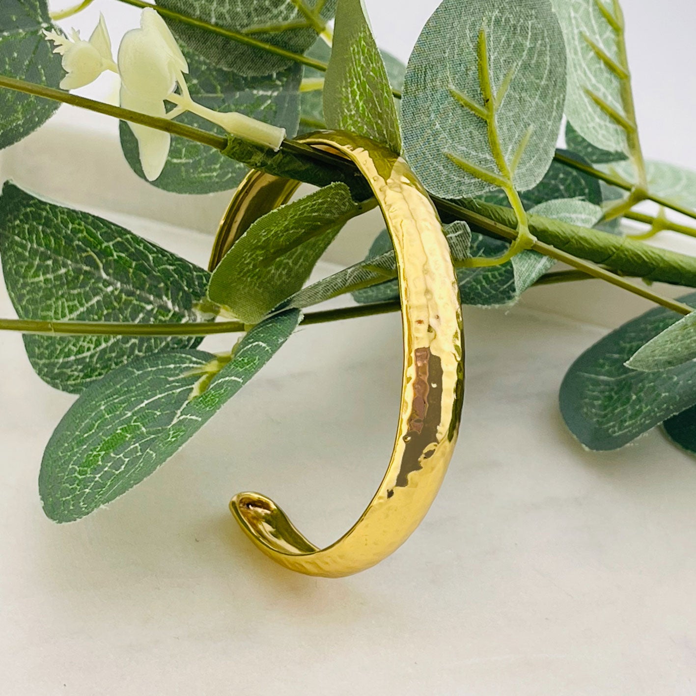 Goldene Armspange aus gehämmertem Brass Pink Sand Taina