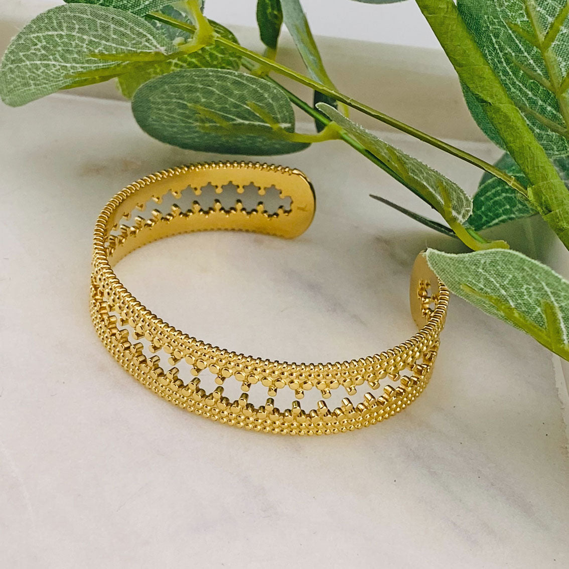 Goldene Armspange mit feinem Bohemian Design Ayene