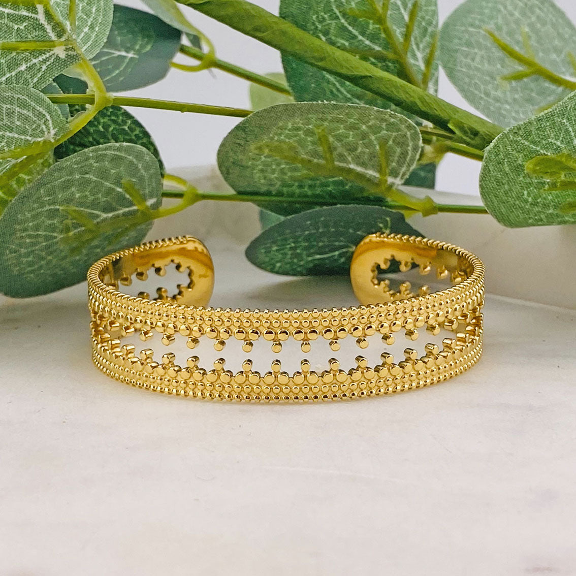 Goldene Armspange mit feinem Bohemian Design Ayene