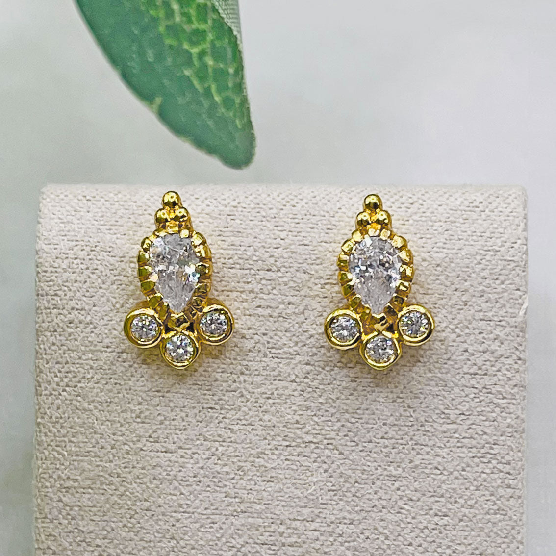 Wunderschöne Boho Ohrstecker Gold mit Zirkonia Pink Sand Gandi