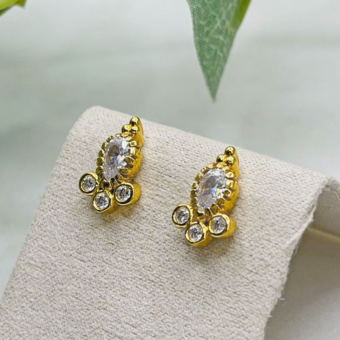 Wunderschöne Boho Ohrstecker Gold mit Zirkonia Pink Sand Gandi