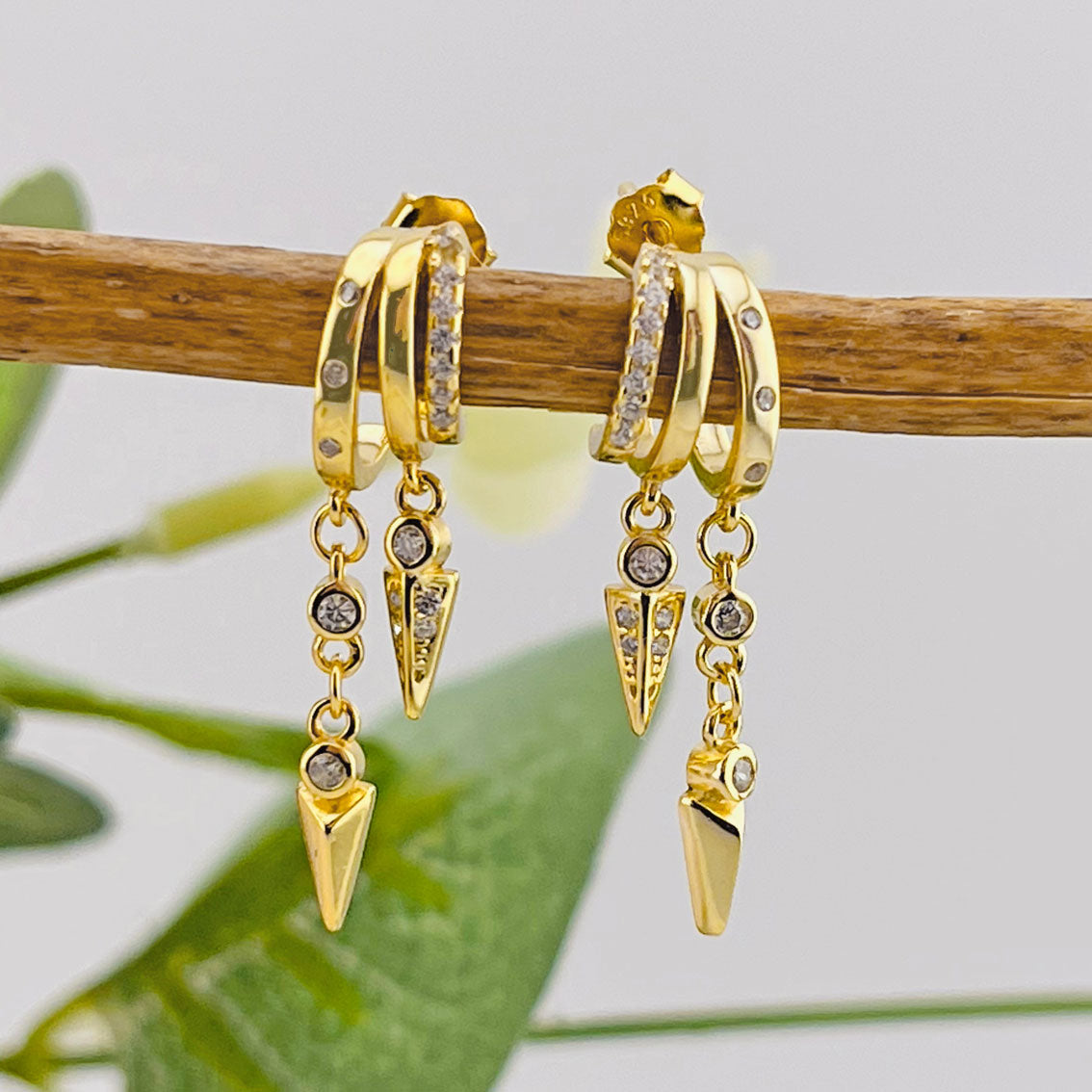 Goldene Dreier-Creolen mit Anhängern und Zirkonia Steinen