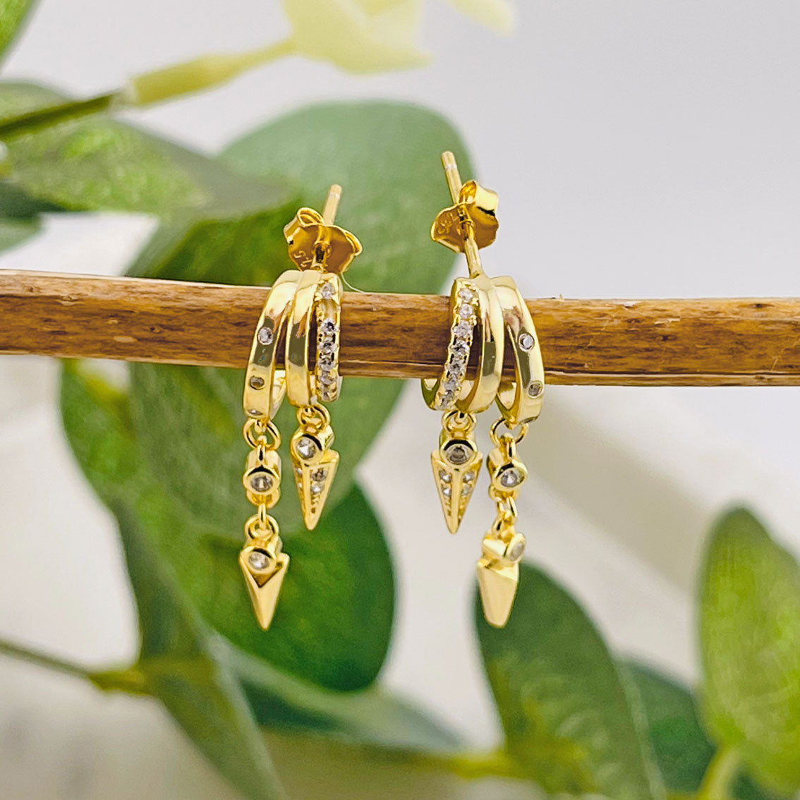 Goldene Dreier-Creolen mit Anhängern und Zirkonia Steinen