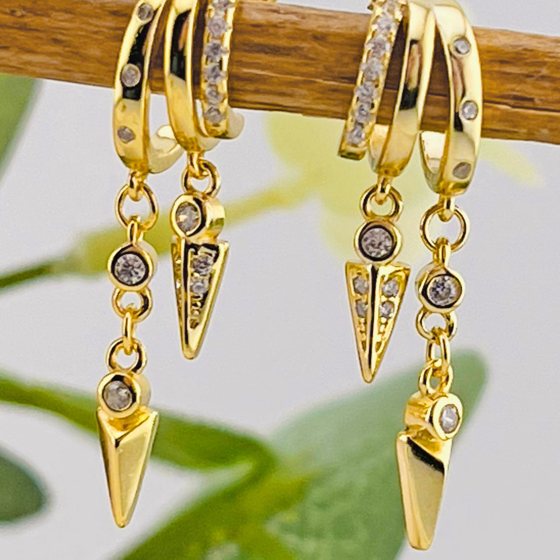 Goldene Dreier-Creolen mit Anhängern und Zirkonia Steinen