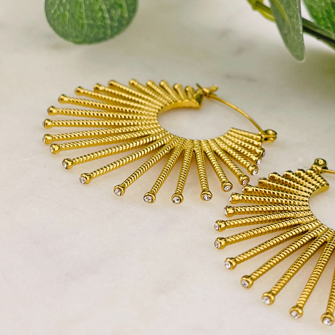 Goldene Fächer-Creolen mit weissen Zirkonia-Steinchen Eldarion