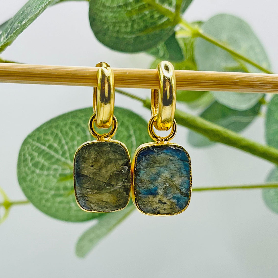 Goldene Klappcreolen mit organischem Labradorit Stein Irianna