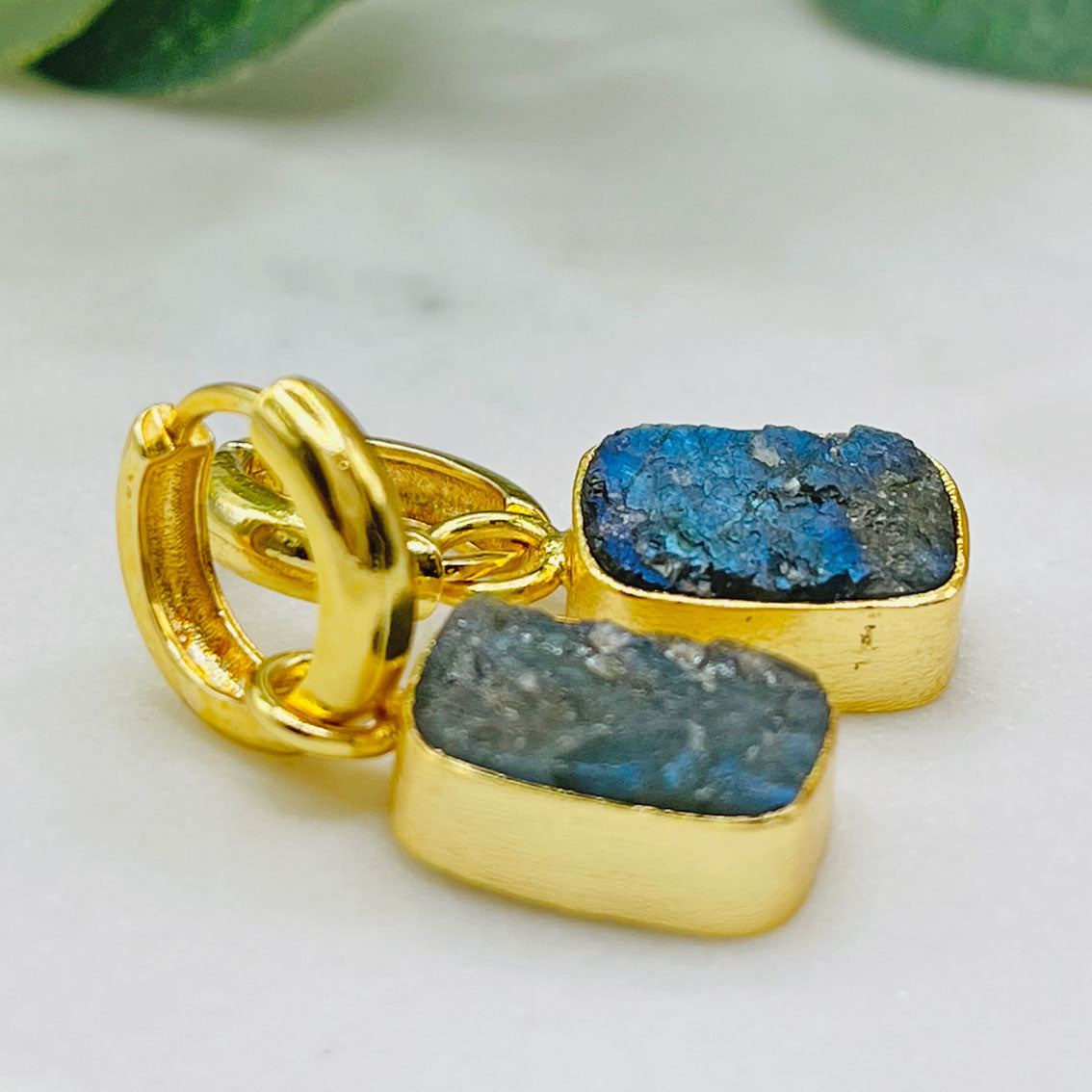 Goldene Klappcreolen mit organischem Labradorit Stein Irianna