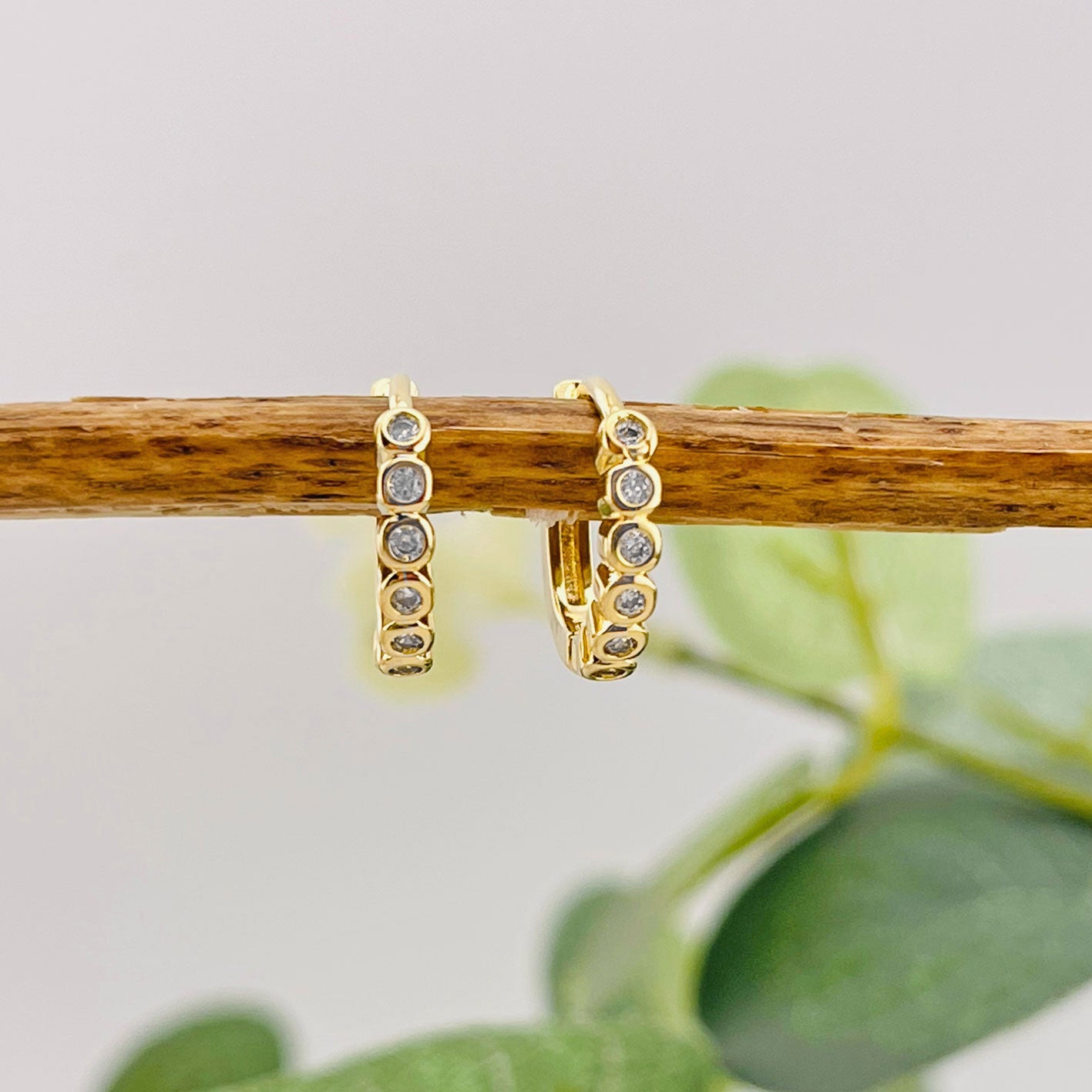 Goldene Mini-Creolen mit Glitzersteinchen Molgan