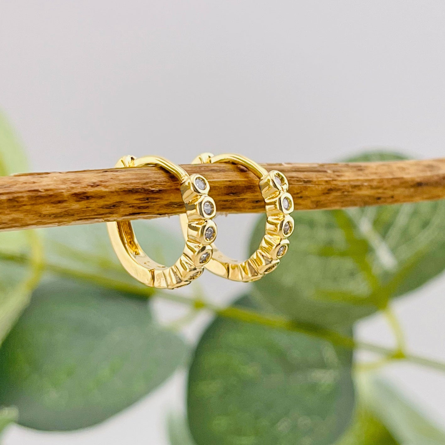 Goldene Mini-Creolen mit Glitzersteinchen Molgan
