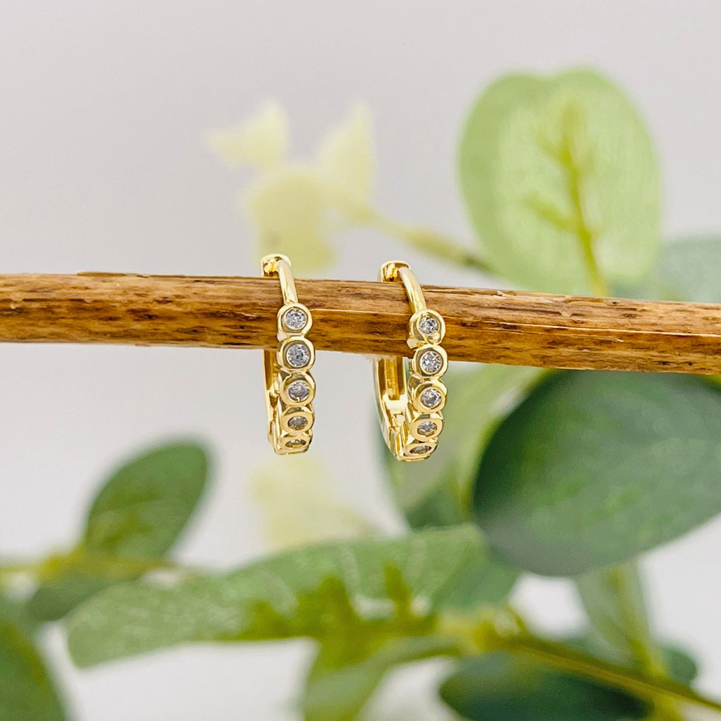 Goldene Mini-Creolen mit Glitzersteinchen Molgan