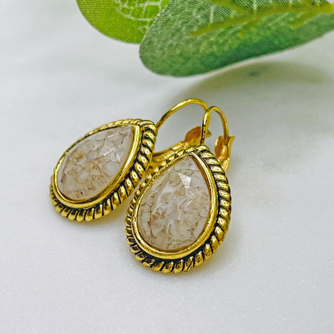 Goldene Ohrringe mit braunem Sandstein Boho-Vintage Pink Sand Mixale