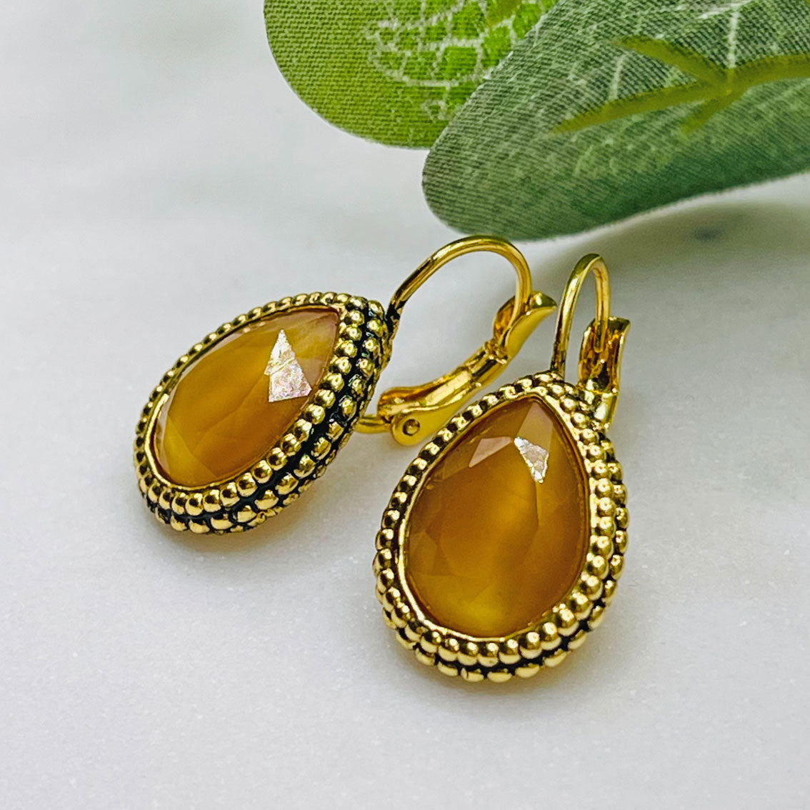 Goldene Ohrringe mit braunem Steintropfen Pink Sand Gimont