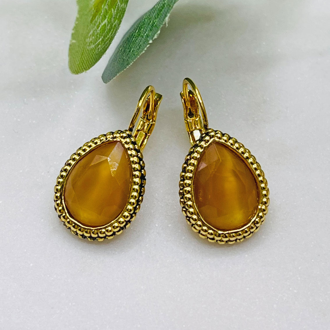 Goldene Ohrringe mit braunem Steintropfen Pink Sand Gimont