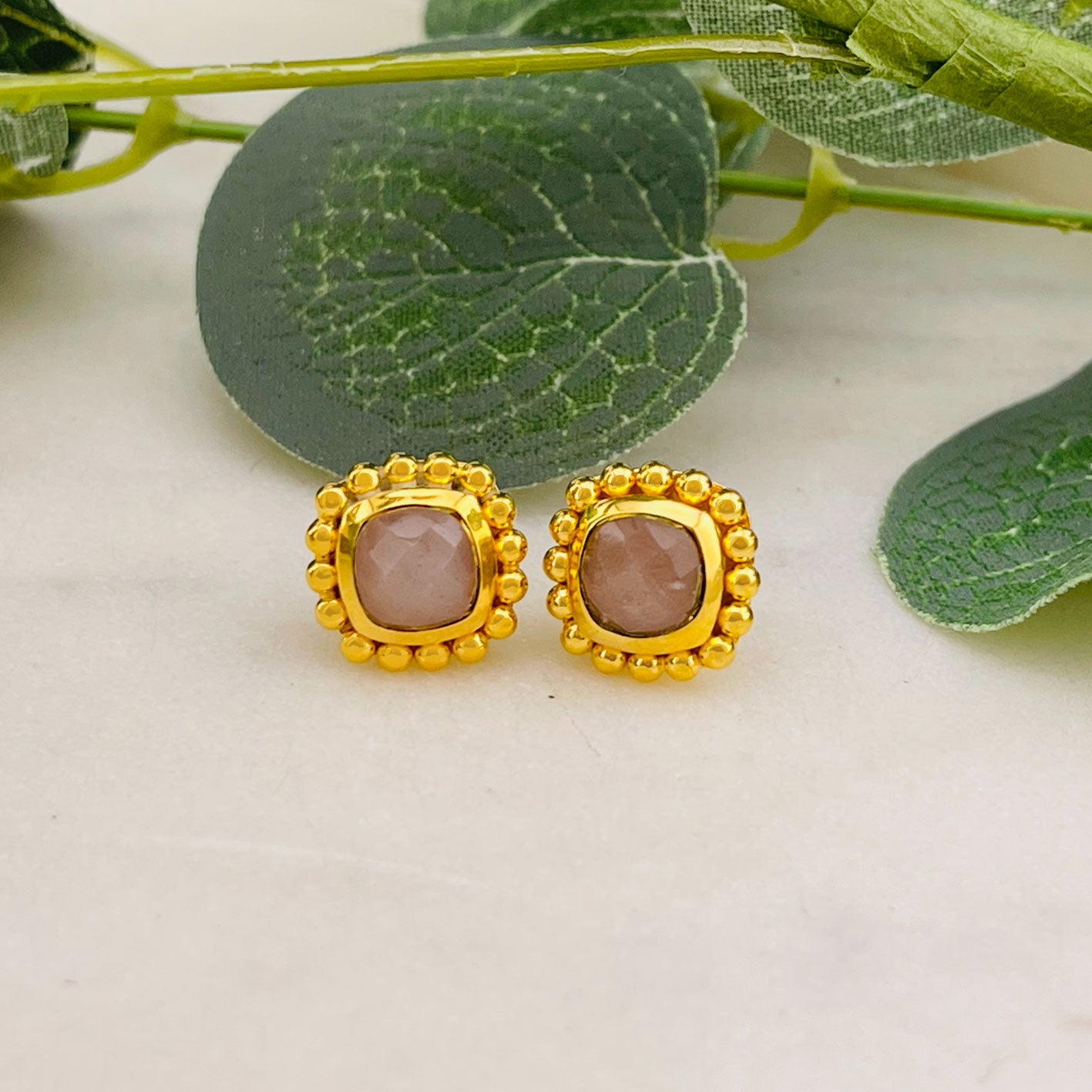 Goldene Ohrstecker mit Chocolate Mondstein Boho-Vintage Ama