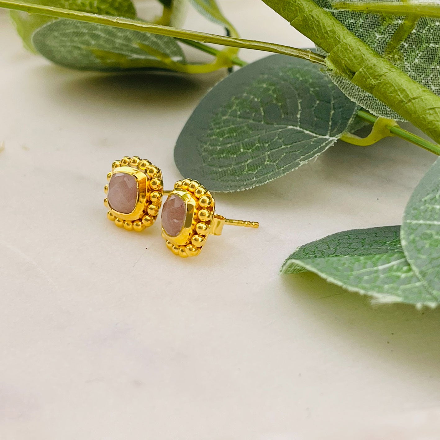 Goldene Ohrstecker mit Chocolate Mondstein Boho-Vintage Ama