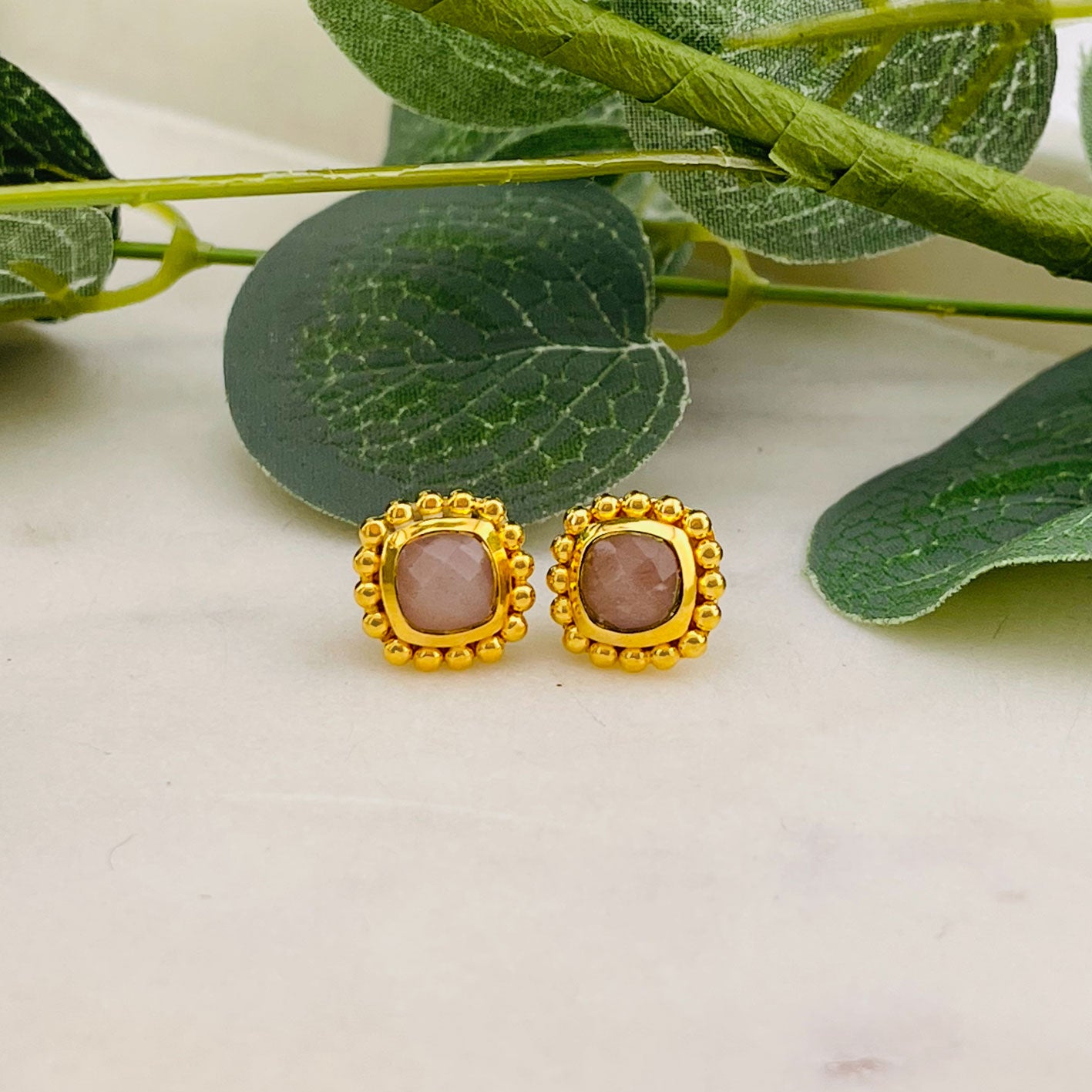 Goldene Ohrstecker mit Chocolate Mondstein Boho-Vintage Ama