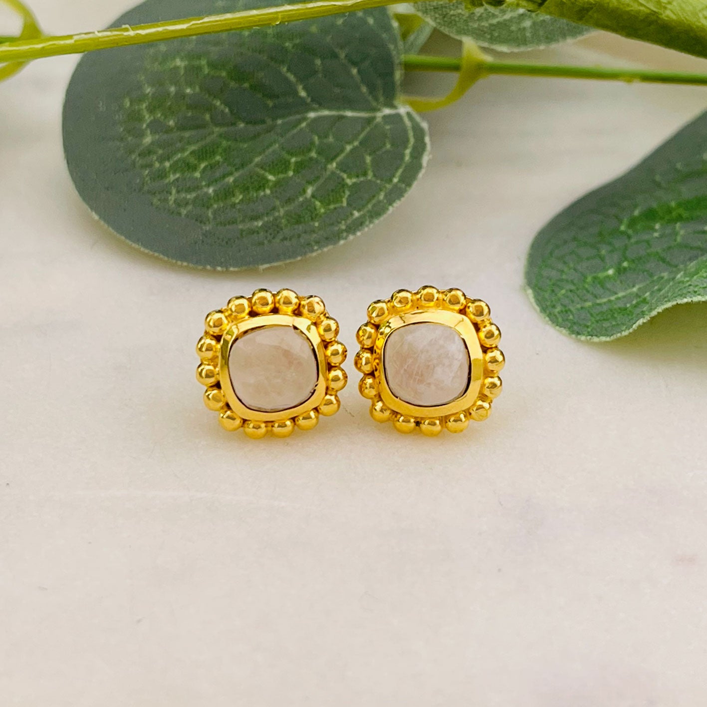 Goldene Ohrstecker mit Regenbogen Mondstein Boho-Vintage Mirada