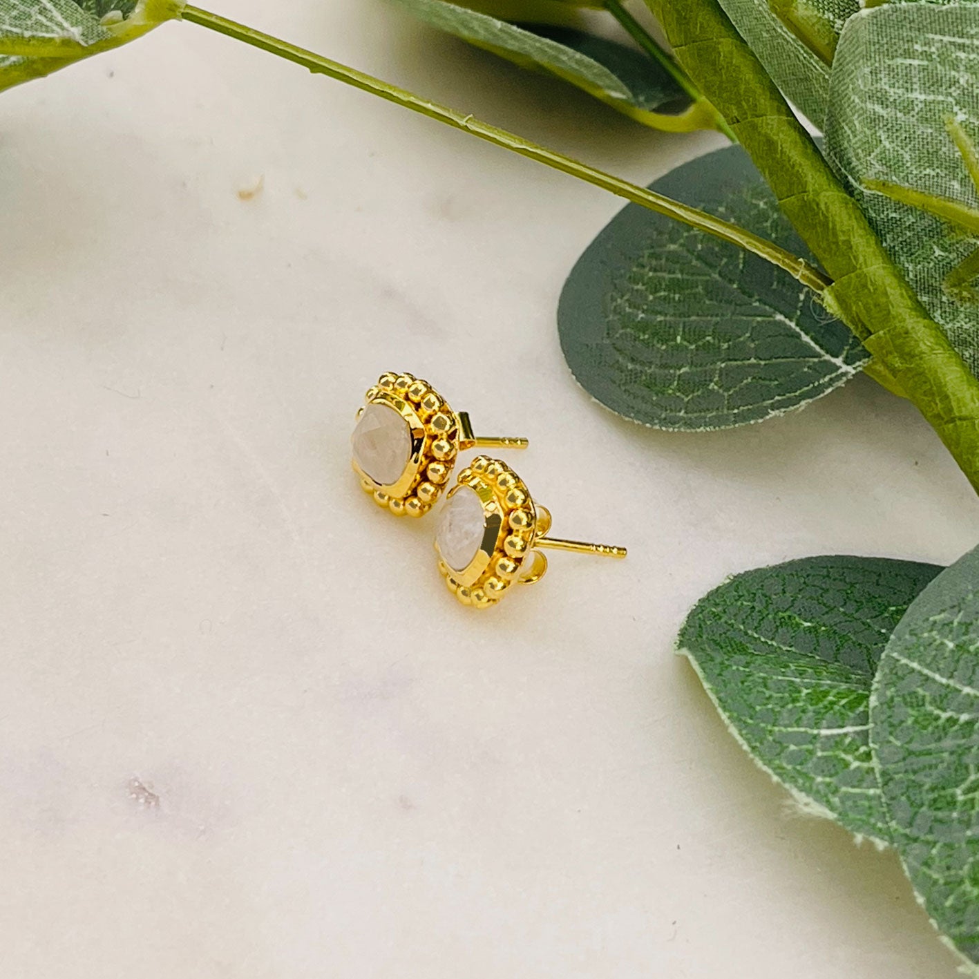 Goldene Ohrstecker mit Regenbogen Mondstein Boho-Vintage Mirada