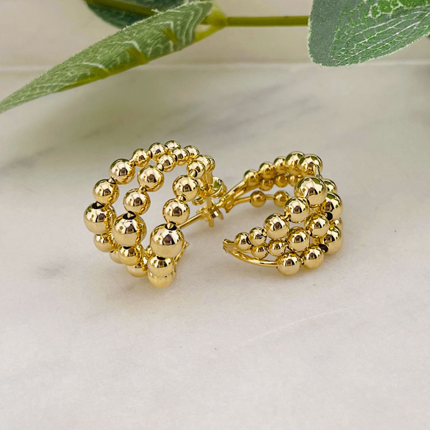 Goldene Ohrstecker mit drei Kugelreifen Boho Nuria